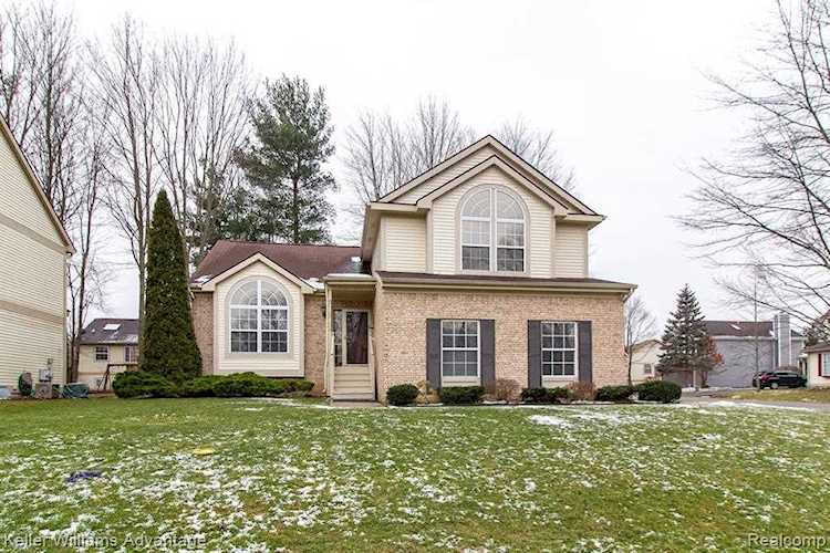 2690 S Ravineside Ln Howell, MI 48843