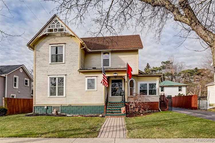 210 George St Howell, MI 48843