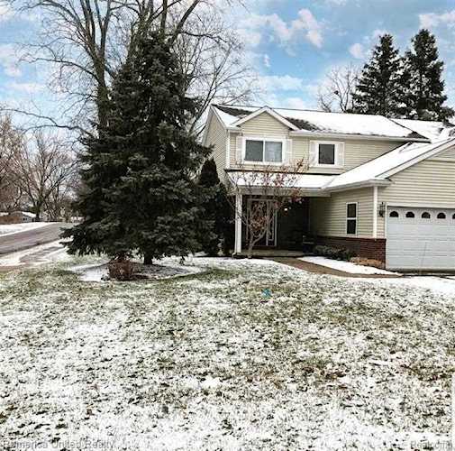 551 Indian Oaks Dr Howell, MI 48843