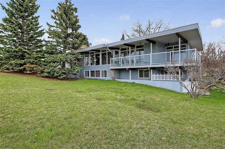 21 Elveden Point(e) SW Calgary, AB T3H 0L1