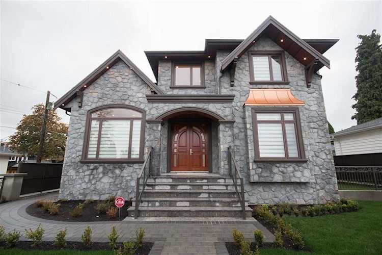 6741 Charles Street Burnaby, BC V5B 2H4