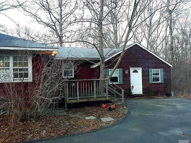 91 Chestnut St Mt. Sinai, NY 11766