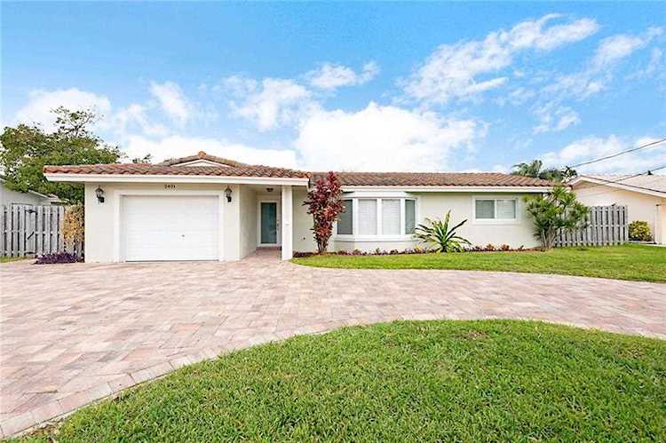 2401 NE 45th St Lighthouse Point, FL 33064