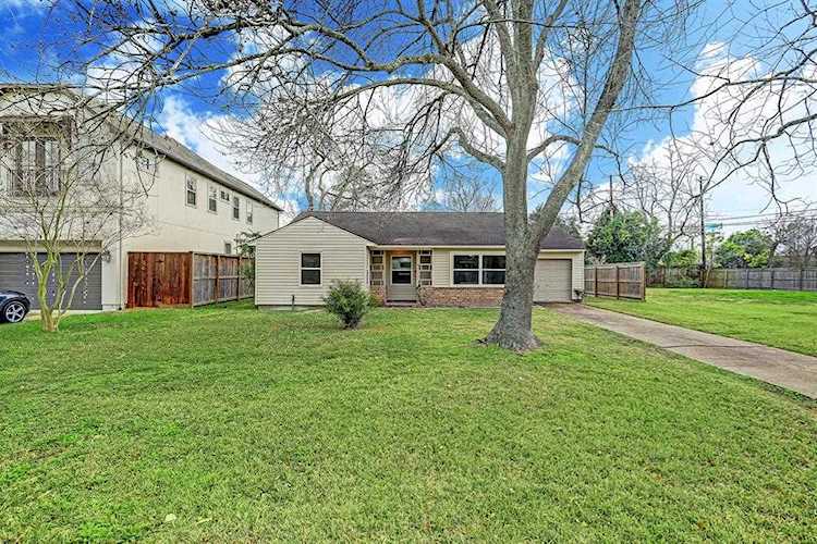 4627 Maple St Bellaire, TX 77401