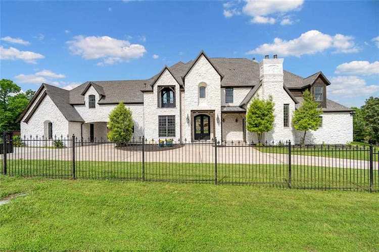 2250 N Peytonville Avenue Southlake, TX 76092