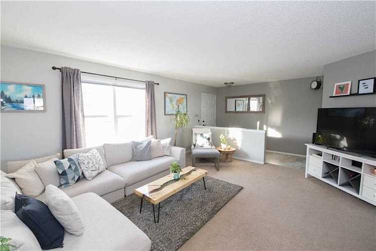 132 Prestwick Acres Lane SE Calgary, AB T2Z 3T3