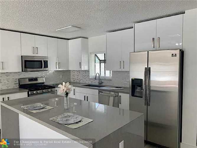 5861 W Lincoln Cir W Lake Worth, FL 33463