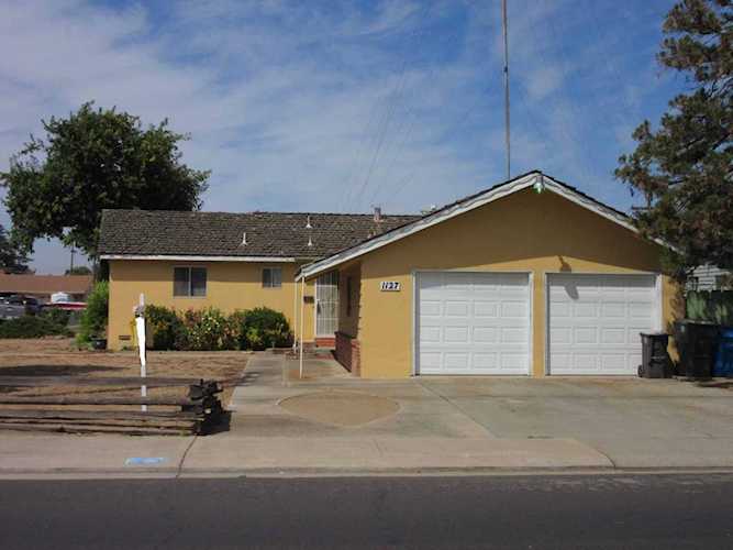 1127 E North Street Manteca, CA 95336