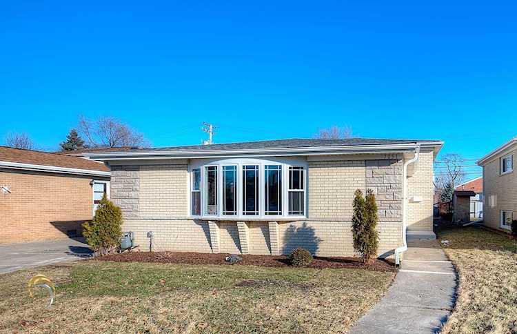 7051 N Hamlin Ave Lincolnwood, IL 60712