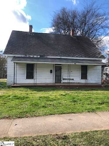 23 N Greenwood Ave Ware Shoals, SC 29692