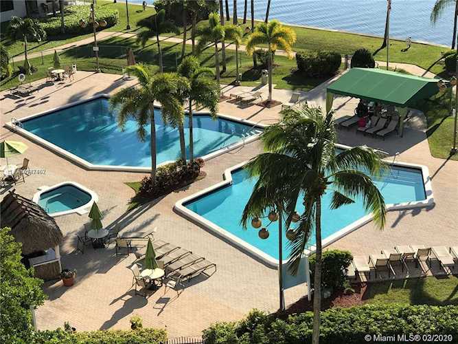 18181 NE 31st Ct #PH05 Aventura, FL 33160