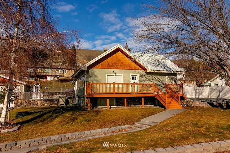 516 W Warren Ave Pateros, WA 98846