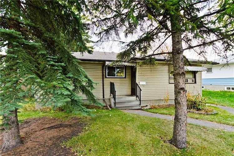 116 Lissington Drive SW Calgary, AB T3E 5E3
