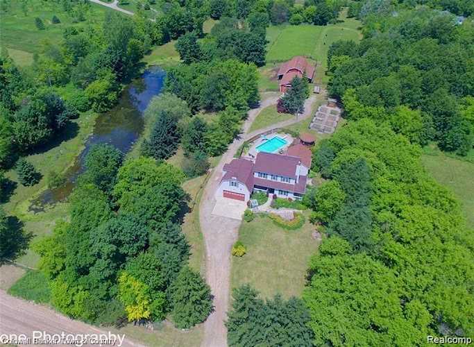 2881 E Jones Rd Howell, MI 48855