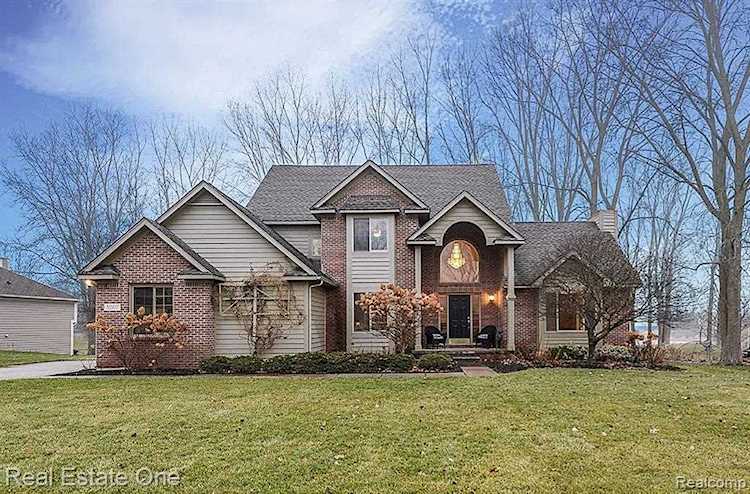 3207 Shadow Brook Ln Hamburg Twp, MI 48169