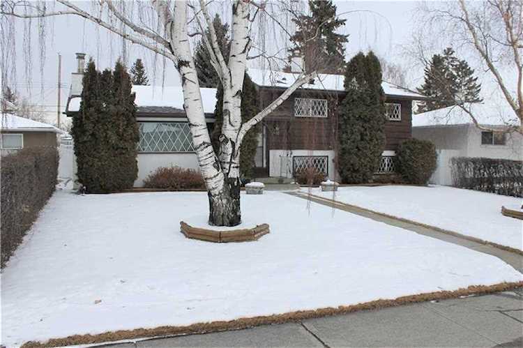 20 Kingsland Place SW Calgary, AB T2V 2J9