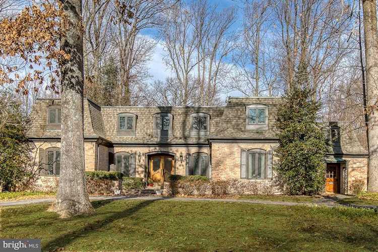 6418 Crosswoods Dr Falls Church, VA 22044