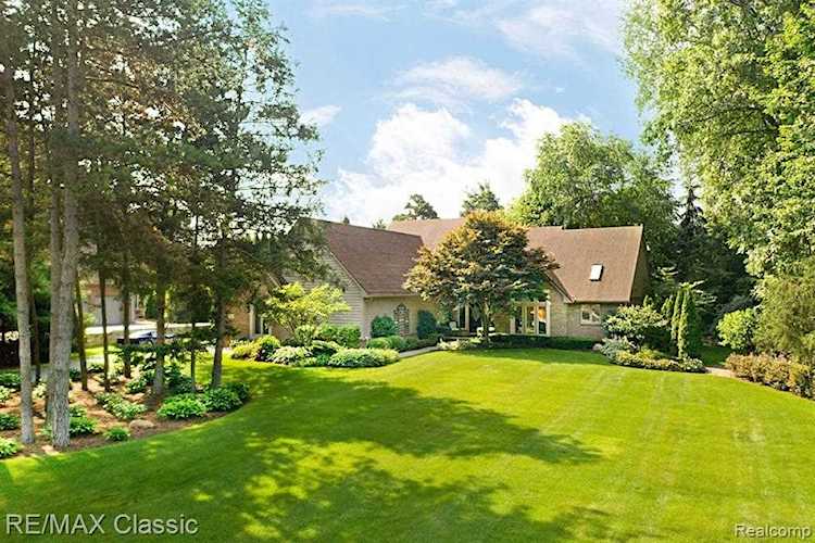 2348 Whispering Pines Dr Hamburg Twp, MI 48169
