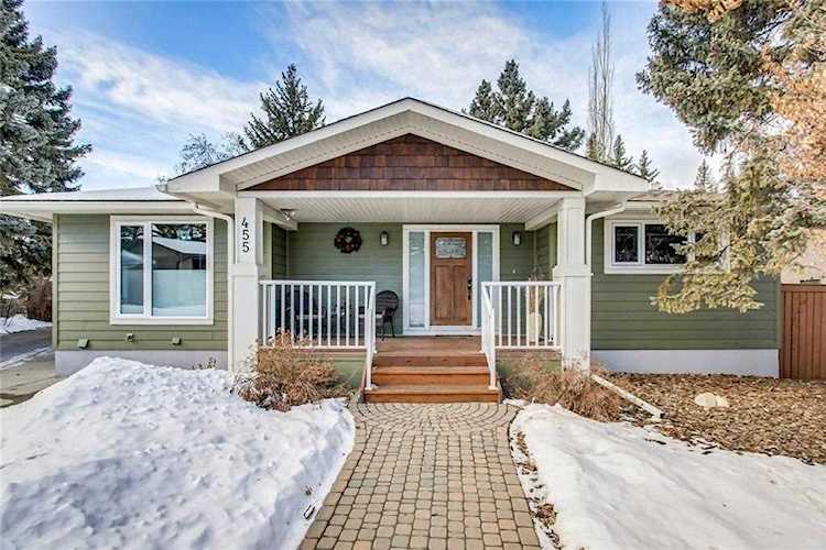 455 Wildwood Drive SW Calgary, AB T3C 3E4