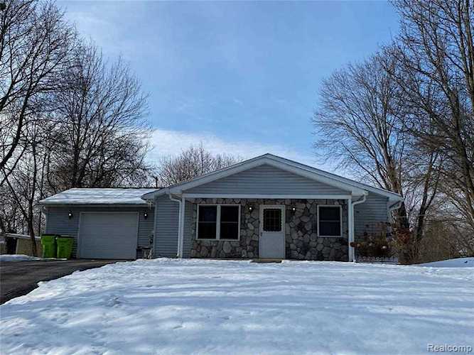 10492 Lakeview Dr Green Oak Twp, MI 48189