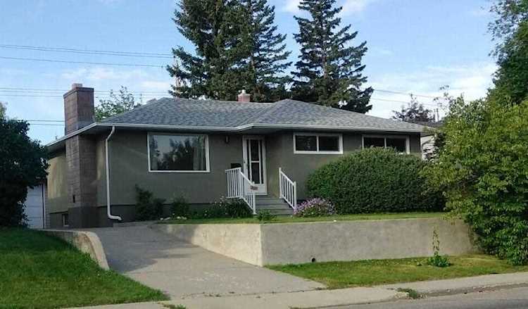 207 Capri Avenue NW Calgary, AB T2L 0H3