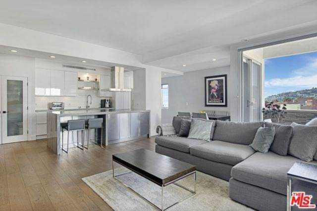 7250 Franklin Avenue #810 Los Angeles, CA 90046