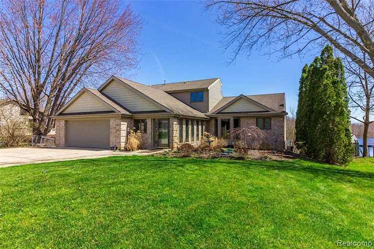 11031 N Fenton Rd Fenton Twp, MI 48430