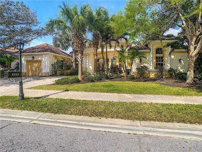 5323 Hunt Club Way Sarasota, FL 34238