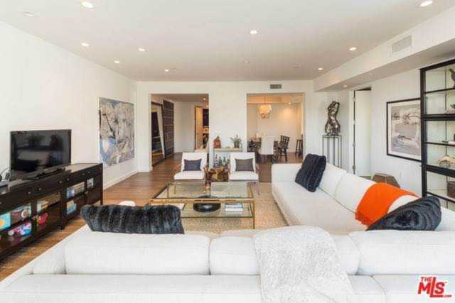 441 S Barrington Avenue #401 Los Angeles, CA 90049