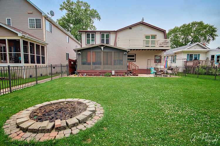 19 N York St Fox Lake, IL 60020