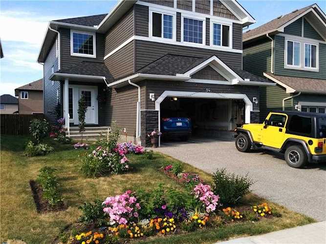 14 Everhollow Green SW Calgary, AB T2Y 0H5