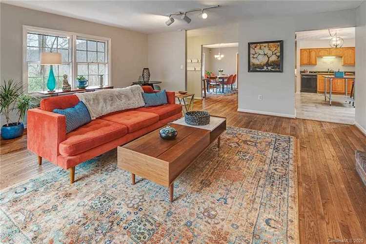 6 Lawterdale Circle Asheville, NC 28804