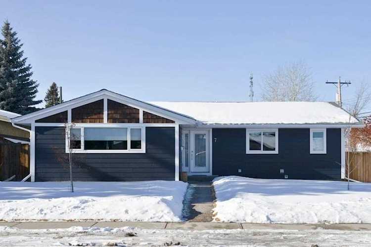 7 Lake Patricia Place SE Calgary, AB T2J 2S1