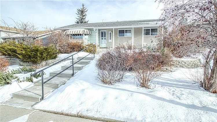 476 Queensland Road SE Calgary, AB T2J 4G9