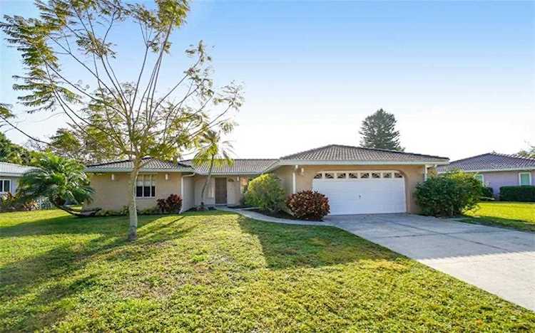 7457 Curtiss Avenue Sarasota, FL 34231