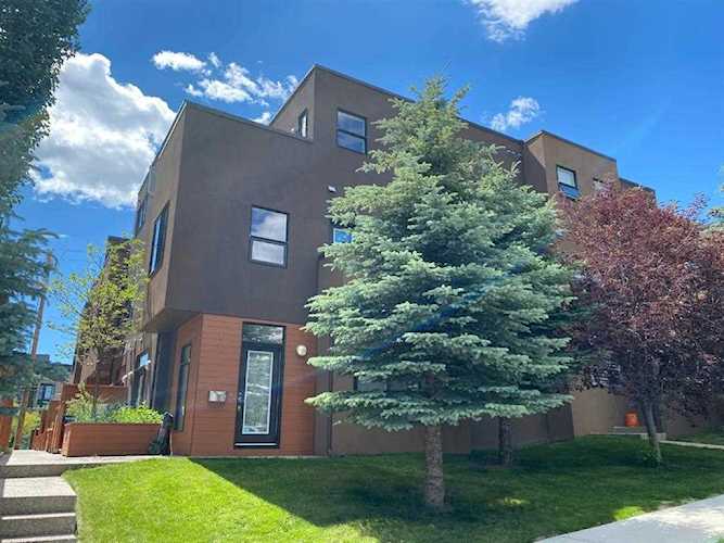 1717 27 Avenue SW #2 Calgary, AB T2T 1G9