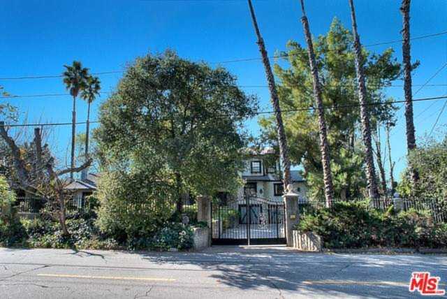 5439 Vanalden Avenue Tarzana, CA 91356