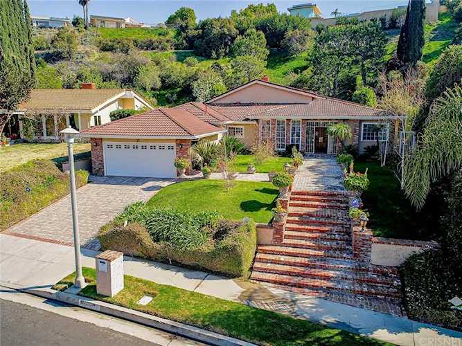 18000 Medley Drive Encino, CA 91316