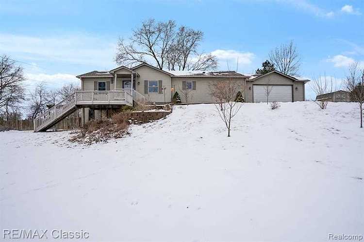 8725 Harris Rd Dexter, MI 48130