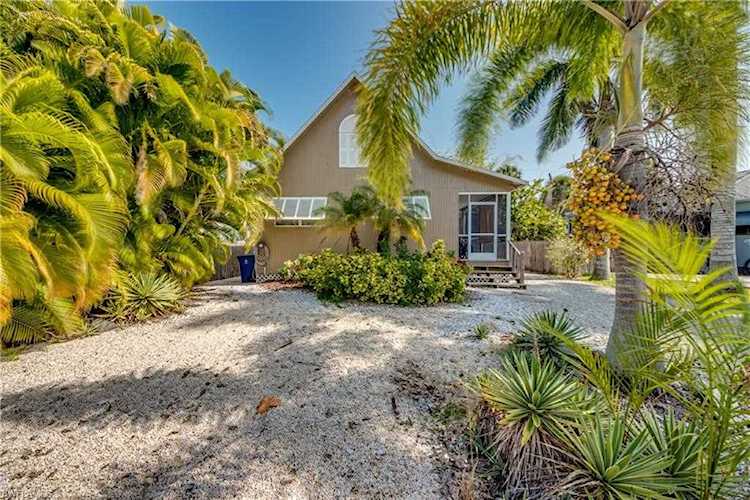 230 Pearl St Fort Myers Beach, FL 33931