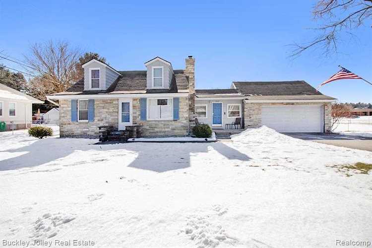 1029 Michigan St Brighton, MI 48116