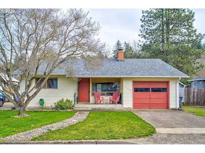 419 S 2nd St Silverton, OR 97381