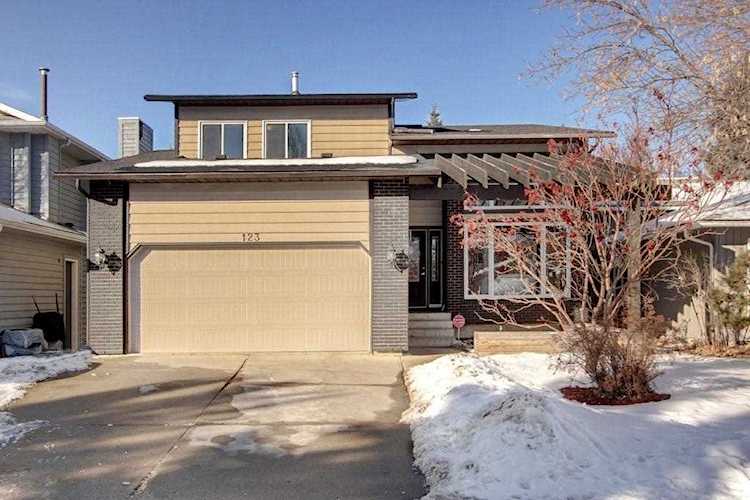 123 Deermoss Crescent SE Calgary, AB T2J 6P3