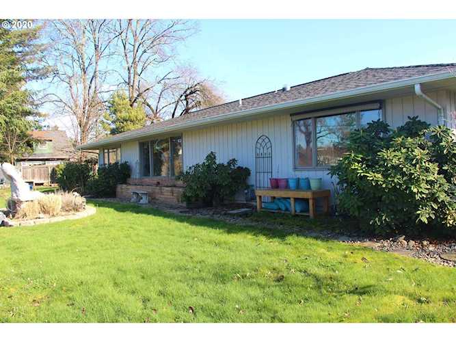 110 Village Dr Winchester, OR 97495