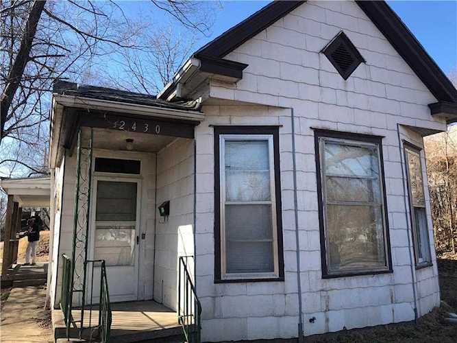 2430 S 18th St St Joseph, MO 64503