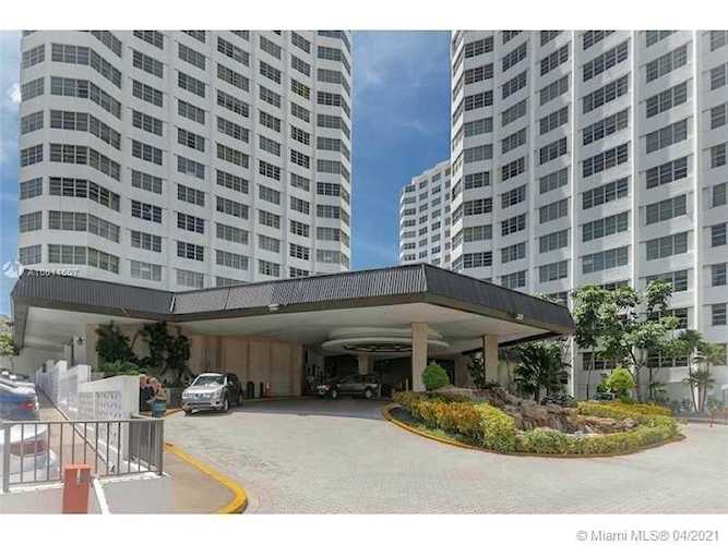 PERFECT UNIT FOR AN INVESTOR ** 2 BEDROOM, 2 BATH --PLUS-- a DEN ** NEW KITCHEN WITH STAINLESS...Miami Photo 1
