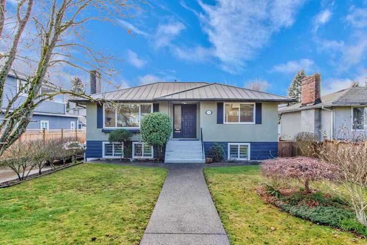 7116 Kitchener Street Burnaby, BC V5A 1L3