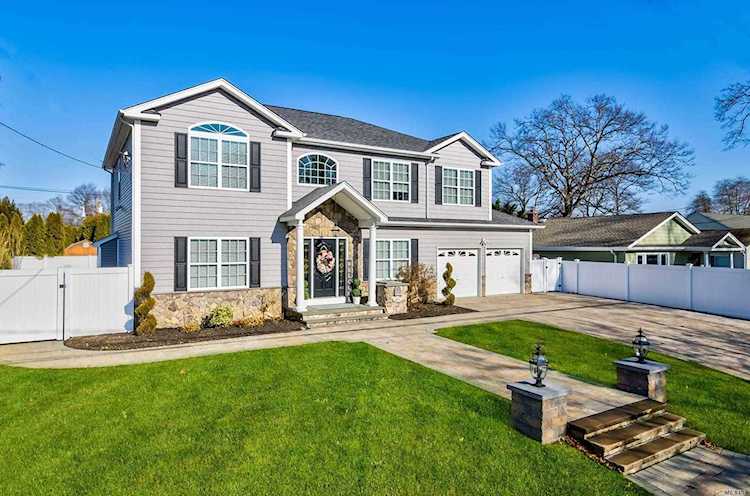 7 Hawthorne St Massapequa, NY 11758
