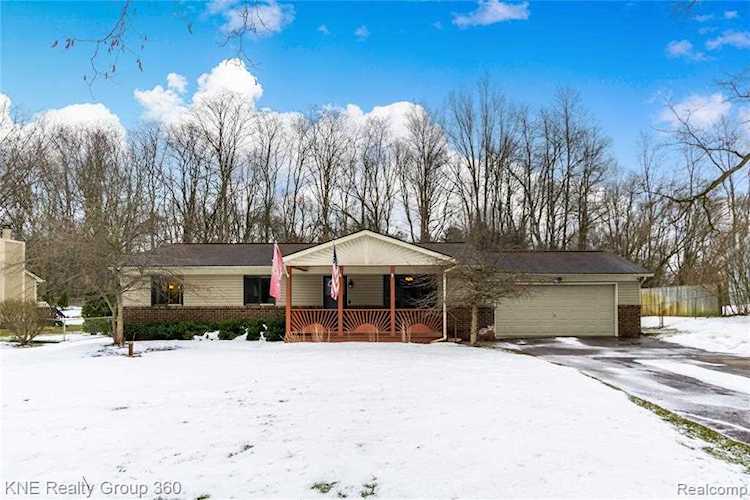 8922 Tartan Dr Springfield Twp, MI 48348