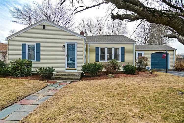 4 Kenilworth DR Lincoln, RI 02865